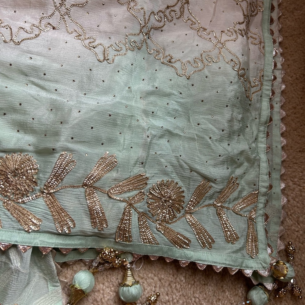 Anarkali from seasons Bombay. Very elegant and silky material - Picture 3 of 3